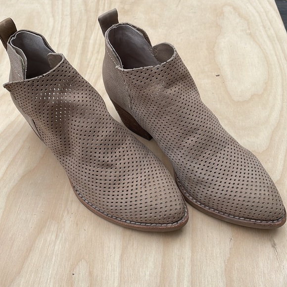 DOLCE VITA Perforated Suede Almond Toe Booties size 5.5 - Picture 7 of 11